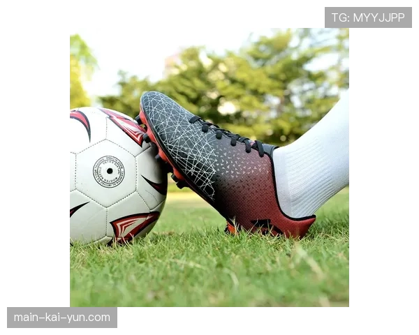 报道：足球装备品牌发布2026新款球鞋，主打“提升传中球旋转与控制”